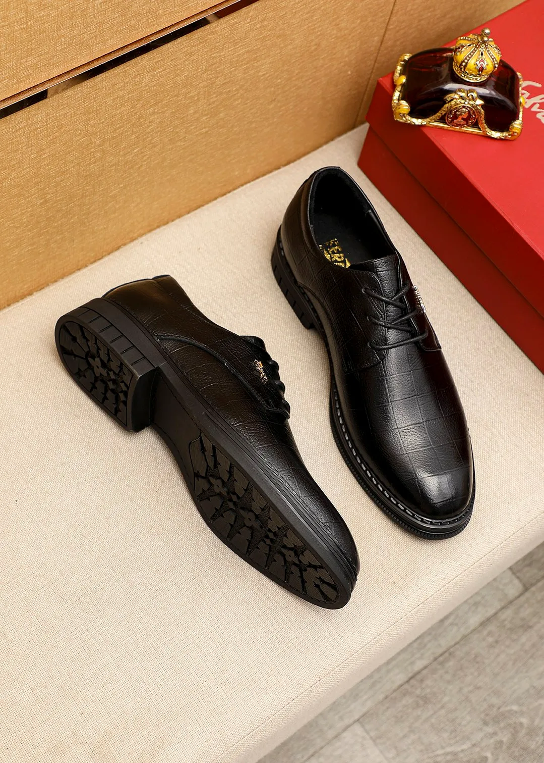 Men's shoes 💰462 💐 Product trademark: Ferragamo "Ferragamo" business leather shoes Regular size: 38-44 (45.46🉑️customized) Product materials: Selected imported first-layer calfskin embossed upper + luxury hardware buckle, imported water-dyed cow leather lining. Strong three-dimensional visual effect, rubber outsole Color: 1⃣️color optional